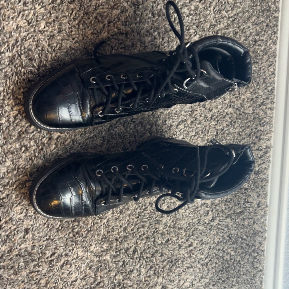 Black Crocodile Pattern Lace-Up Boots